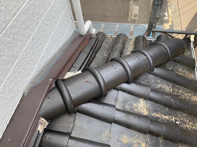 羽島市で下屋根の棟を取り直し、撤去から垂木の取り付け、瓦の再設置まで